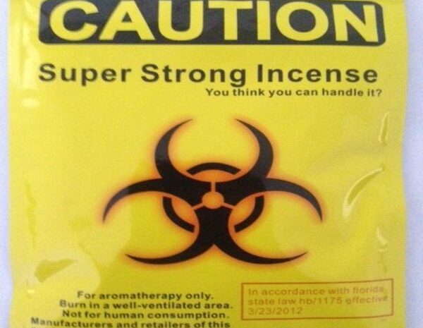 Achetez en ligne l'encens Caution Super Strong, un mélange d'herbes puissant de qualité supérieure.